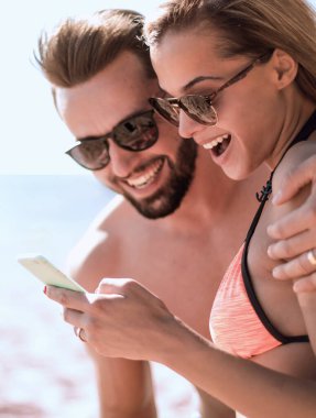 Tatlı bir çift kucaklayan.