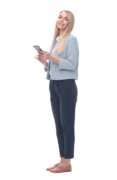 Donna d'affari sorridente che legge e-mail sul suo smartphone. isolato su bianco — Foto Stock