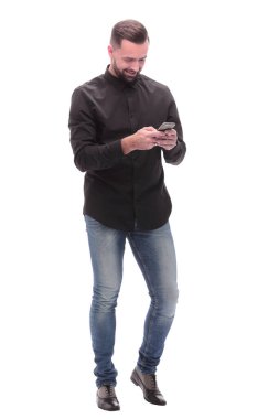 tam büyüme. genç adam akıllı telefonunda e-posta okuma