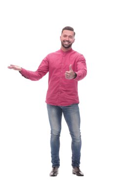 tam büyüme. bir jest ile gülümseyen genç adam hoş geldiniz