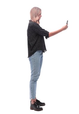 Yan görünüş. Akıllı telefonunun ekranına bakan çekici genç bir kadın..