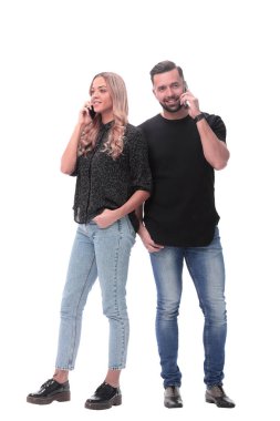 Tam gelişim. Genç çift akıllı telefonlarıyla konuşuyor.