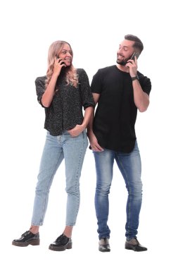 Tam gelişim. Genç çift akıllı telefonlarıyla konuşuyor.