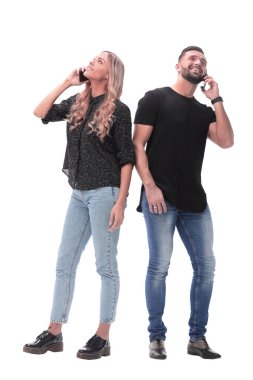 Tam gelişim. Genç çift akıllı telefonlarıyla konuşuyor.