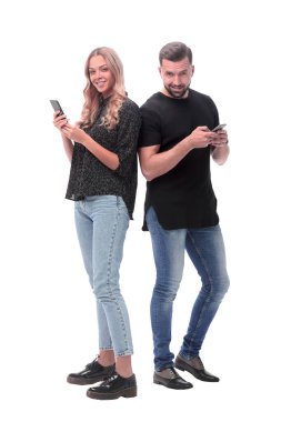 Sevgili genç çift akıllı telefonlarından e-posta okuyor.