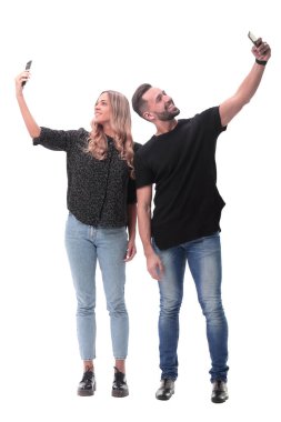 tam büyüme. gülümseyen genç çift selfie çekiyor