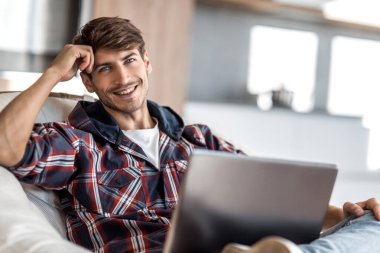 kapatın. açık bir laptop önünde oturan genç adam rüya