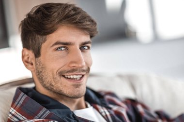 kapatın. açık bir laptop önünde oturan başarılı genç adam
