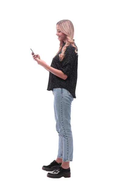In vollem Wachstum. Lächelnde junge Frau liest SMS auf ihrem Smartphone — Stockfoto