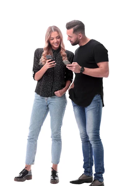 En pleno crecimiento. pareja joven con estilo con teléfonos inteligentes — Foto de Stock