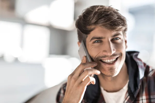 De cerca. joven hablando por teléfono — Foto de Stock