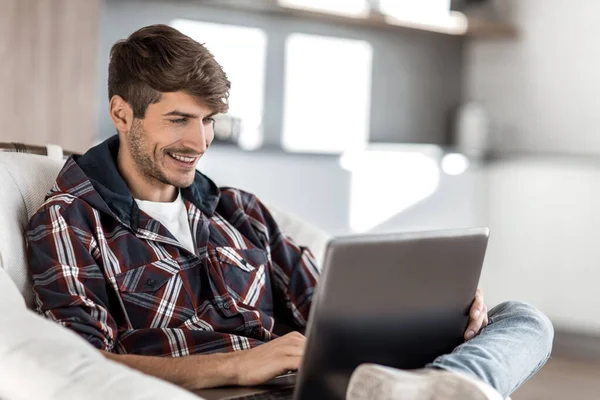 Nahaufnahme. ein junger Mann arbeitet an einem Laptop — Stockfoto