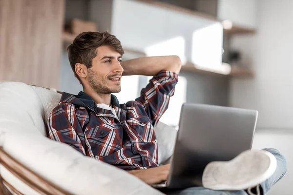 Nahaufnahme. Erfolgreicher junger Mann sitzt vor offenem Laptop — Stockfoto