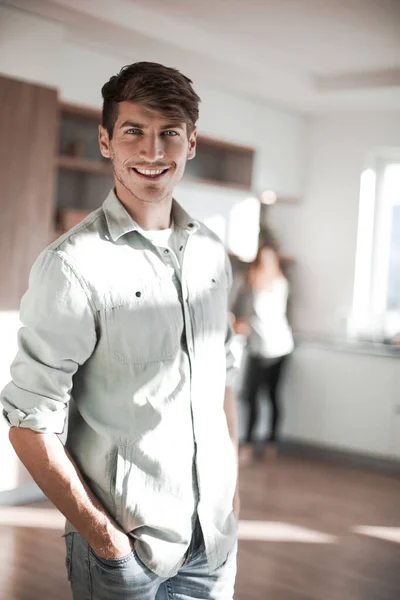 Jovem bonito de pé em sua cozinha . — Fotografia de Stock