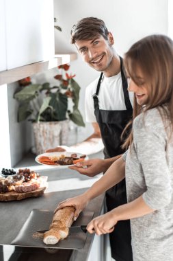 Yeni mutfakta mutlu genç çift ayakta