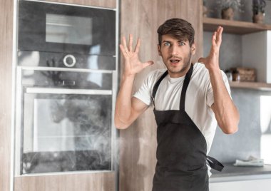 kırık fırın yakın ayakta sürpriz genç adam