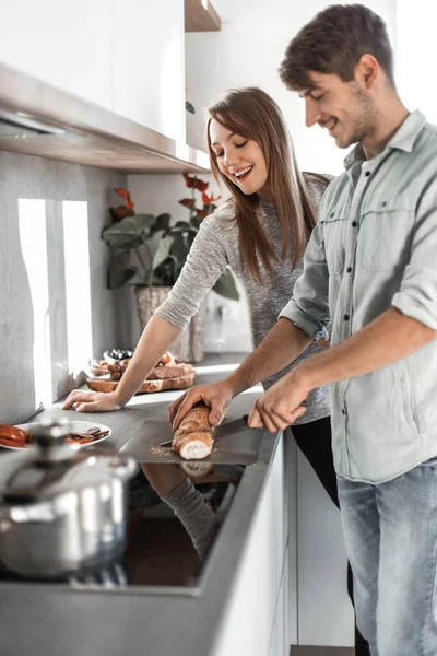 Feliz jovem casal gostando de cozinhar Café da manhã juntos. — Fotografia de Stock