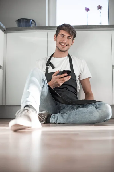 Young man checking e-mail on his smartphone — Stock Photo, Image