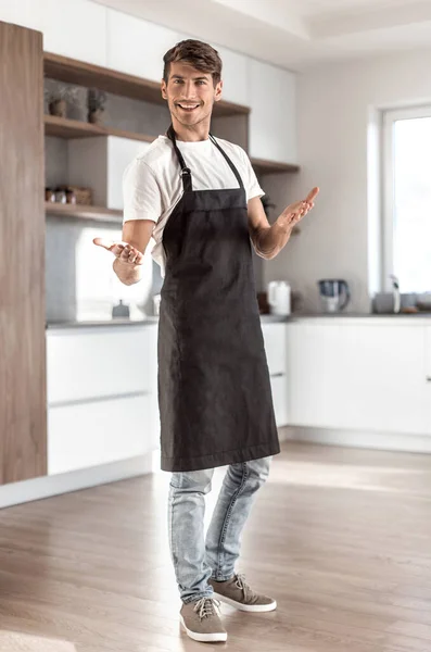 Em pleno crescimento. jovem atraente de pé em casa cozinha — Fotografia de Stock