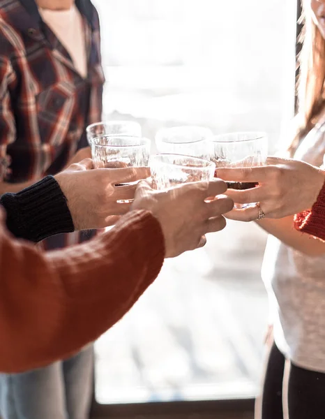 Image de fond d'un verre de jus dans les mains du jeune couple — Photo