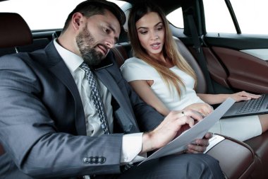 Gezi-arabadan çalışmaya cep telefonunuzda Talking iş