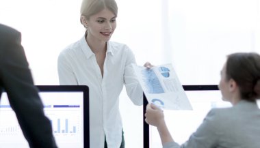 üst düzey yönetici, çalışanın finansal veriler belgeyle teslim.