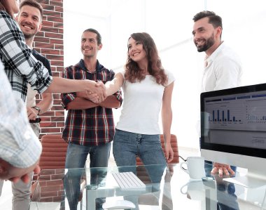 Genç tasarımcılar ve istemci el sıkışma