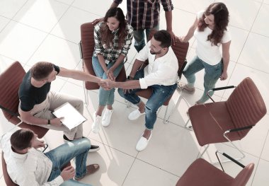 Yukarıdan bak. İş arkadaşlarıyla tokalaşma.