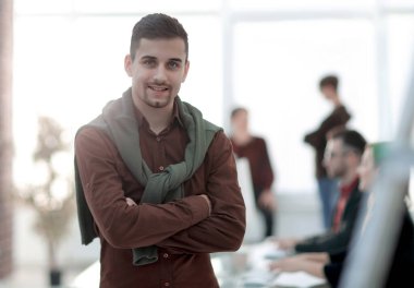 office arka plan üzerinde yaratıcı iş adamı