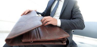 businessmans el ile modern bir ofis suitecase