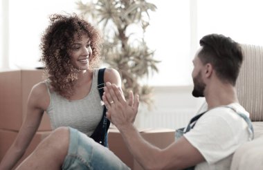 Birbirimizi beş yeni bir ev ile veren genç Çift