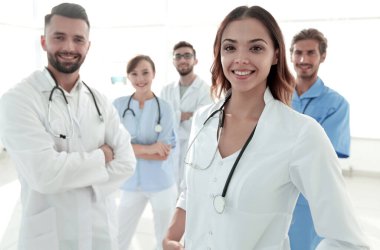 Çekici kadın doktor ile sağlık stetoskop tıbbi grup önünde