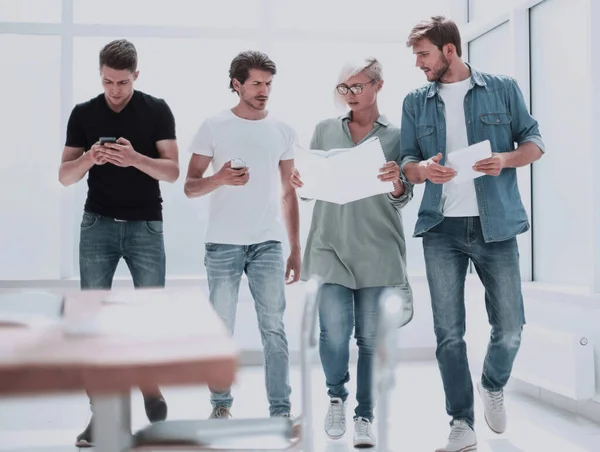 Grupo de diseñadores discutiendo ideas para un nuevo proyecto — Foto de Stock