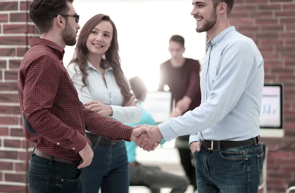 Glimlachend zakenman handen schudden met collega in kantoor. — Stockfoto