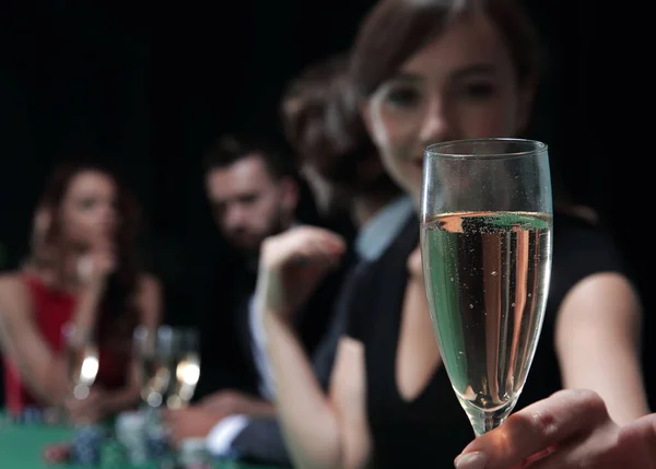 Jonge mooie vrouw spelen in casino — Stockfoto