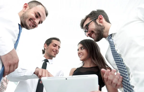 Geschäftsleute im Büro unterhalten sich und nutzen digitales Tablet. — Stockfoto