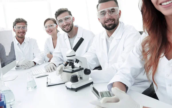 Grupo de jovens clínicos experimentação em laboratório de pesquisa — Fotografia de Stock