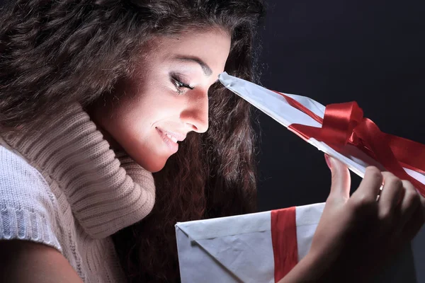 Felice bella giovane donna con scatola regalo sfondo isolato — Foto Stock