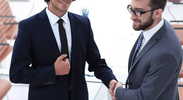 Handshake parceiros de negócios para a sala de conferências — Fotografia de Stock
