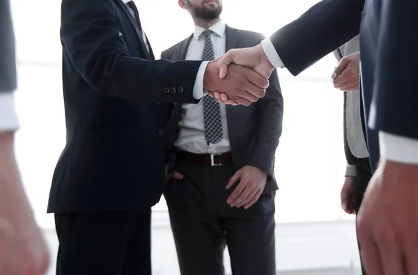Obchodní lidé handshaking po dobrý obchod. — Stock fotografie
