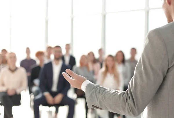 Image d'un conférencier donnant une conférence lors d'un séminaire d'affaires — Photo