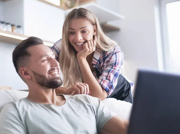 Fecha. jovem casal olhando para a tela do laptop. — Fotografia de Stock