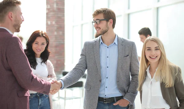 Socios de negocios dándose la mano, saludándose . — Foto de Stock