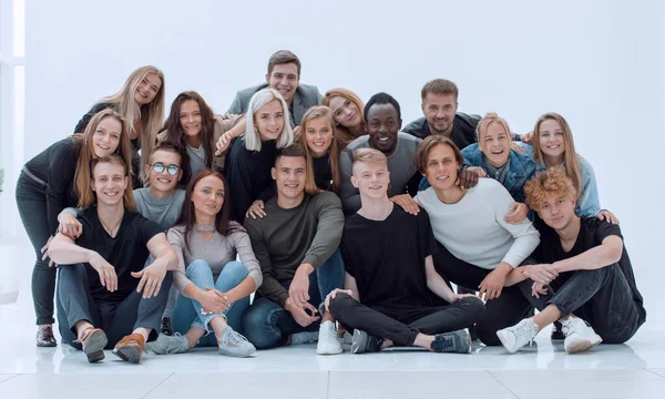 En pleno crecimiento. un gran grupo de amigos se reunieron. — Foto de Stock