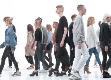 Gelişigüzel gençler farklı yönlere yürüyorlar.