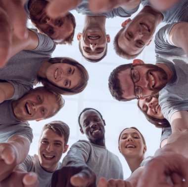 Alt manzara. Bir grup başarılı genç sizi işaret ediyor.