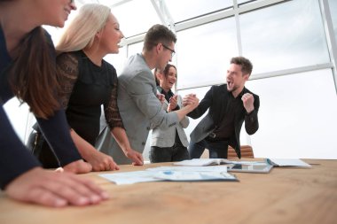 İş arkadaşları toplantıda el sıkışıyorlar..