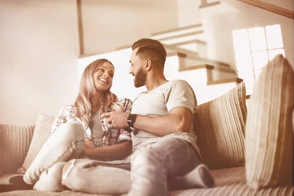 Pasangan kekasih duduk di sofa di ruang tamu yang nyaman — Stok Foto