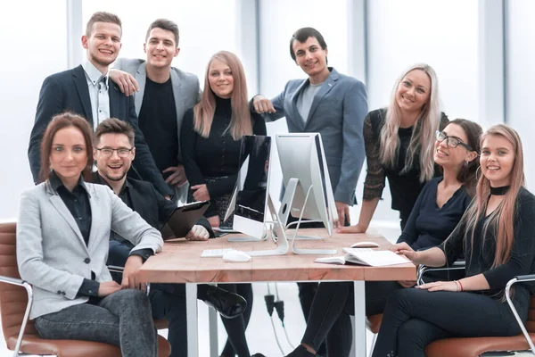 사무실 데스크에서 젊은 전문가들로 이루어진 성공적 인 팀 — 스톡 사진