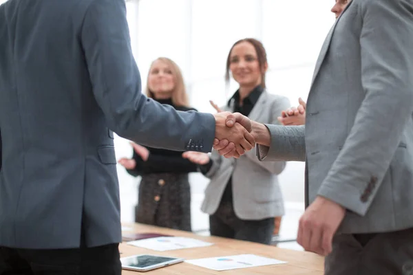 Jovem empresária apertando as mãos com seu parceiro de negócios. — Fotografia de Stock